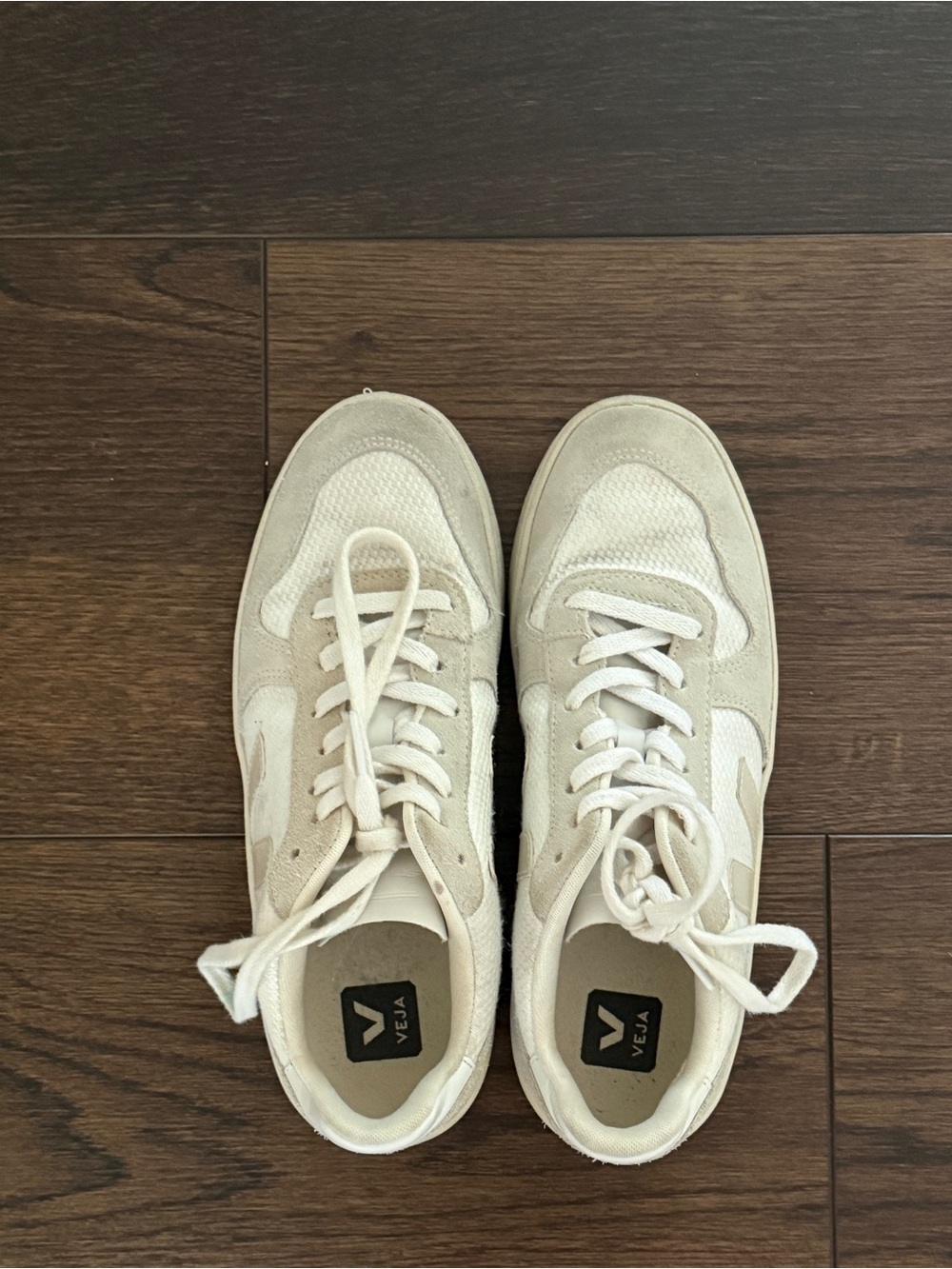 Veja Classic Low-Top Sneakers in Cream and Off-White Sz 9